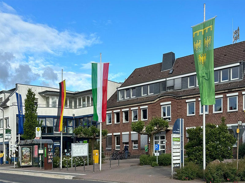 Rommerskirchen-Rathaus-mit-Flaggen